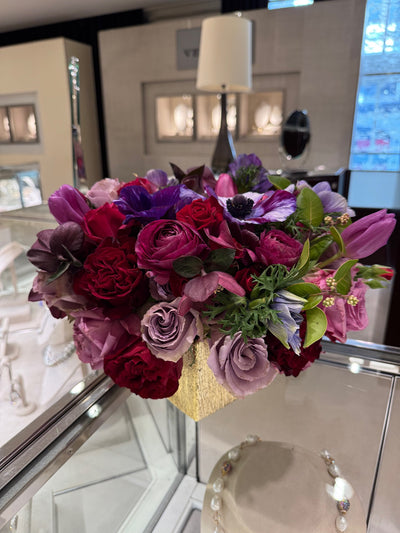anemone, ranunculus, roses, tulips - the best of teh best packed in. 
